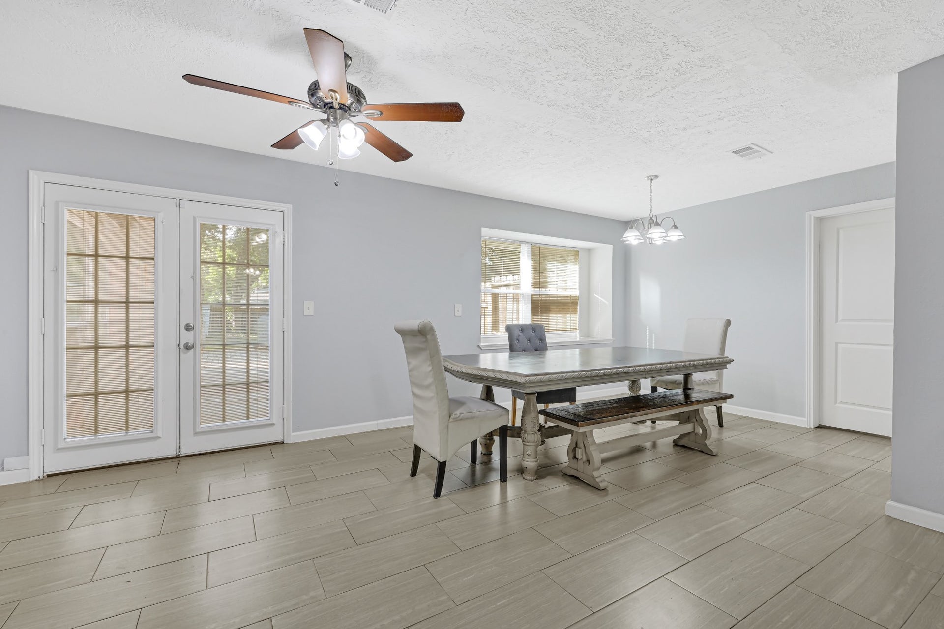 5343 Royal Parkway, Friendswood, TX 77546 Dining room provides plenty of space for entertaining.