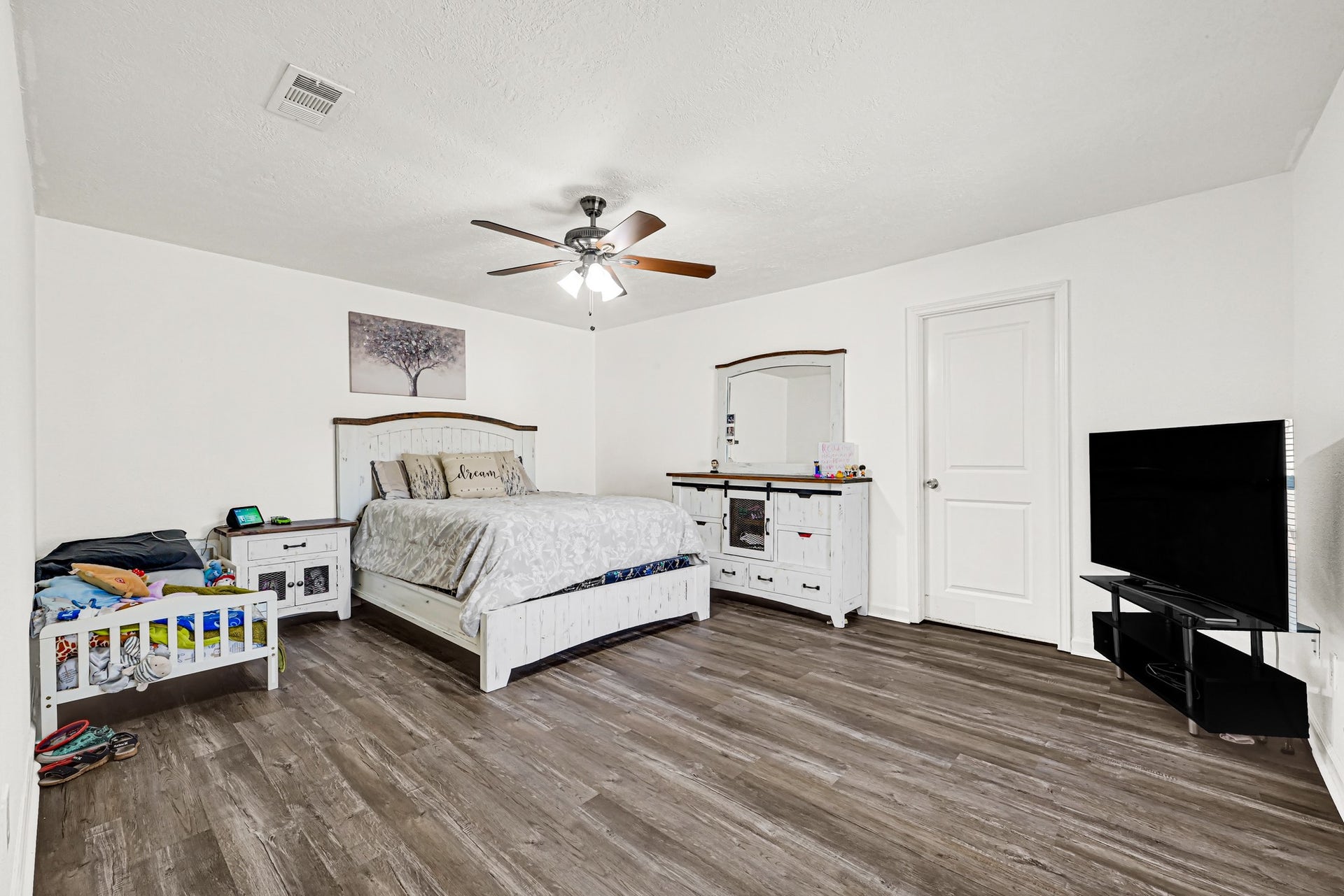 5343 Royal Parkway, Friendswood, TX 77546 Generous size primary bedroom