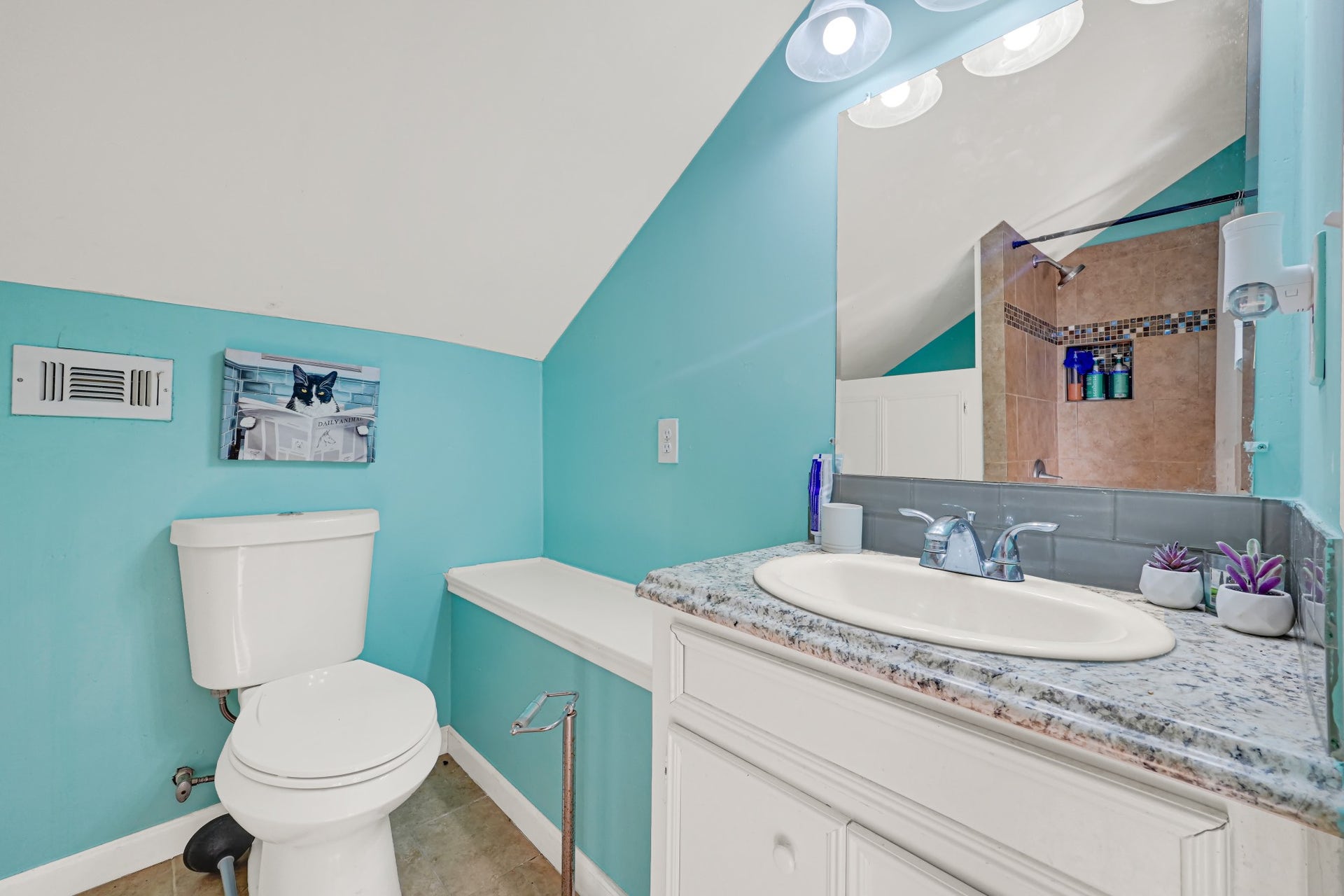 5343 Royal Parkway, Friendswood, TX 77546 Full bath with shower.
