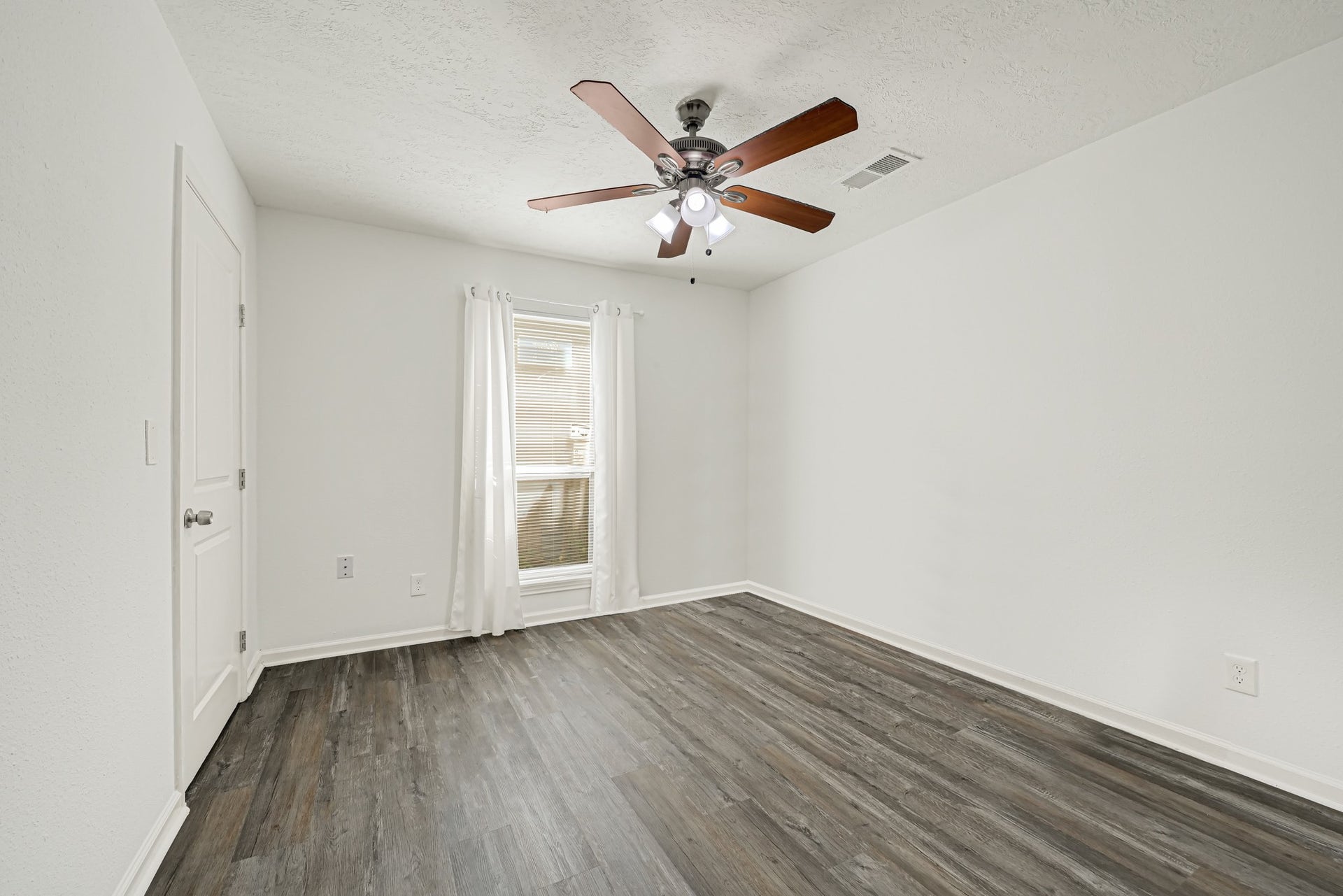 5343 Royal Parkway, Friendswood, TX 77546 Bedroom 4.