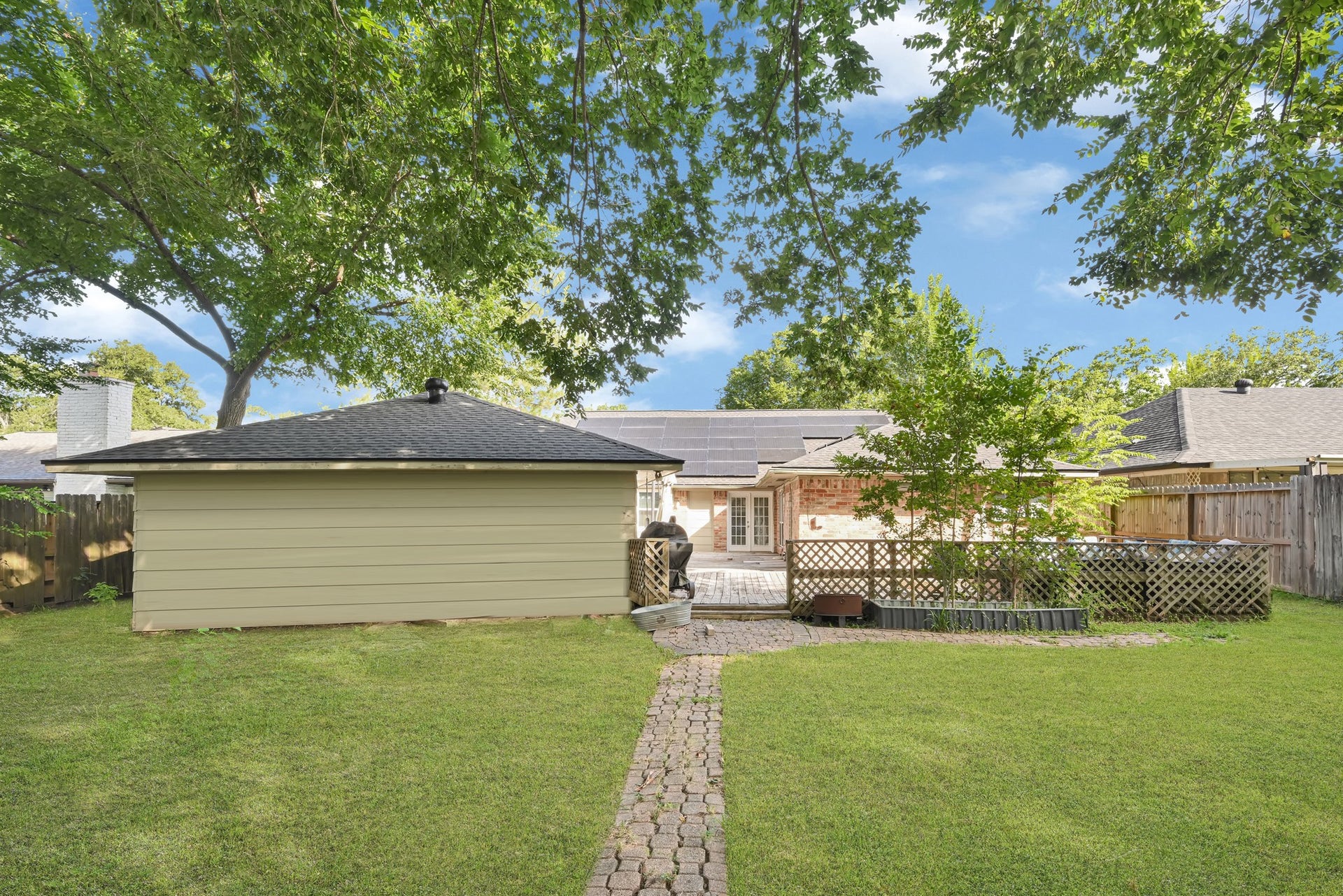 5343 Royal Parkway, Friendswood, TX 77546 Nice backyard with huge deck.