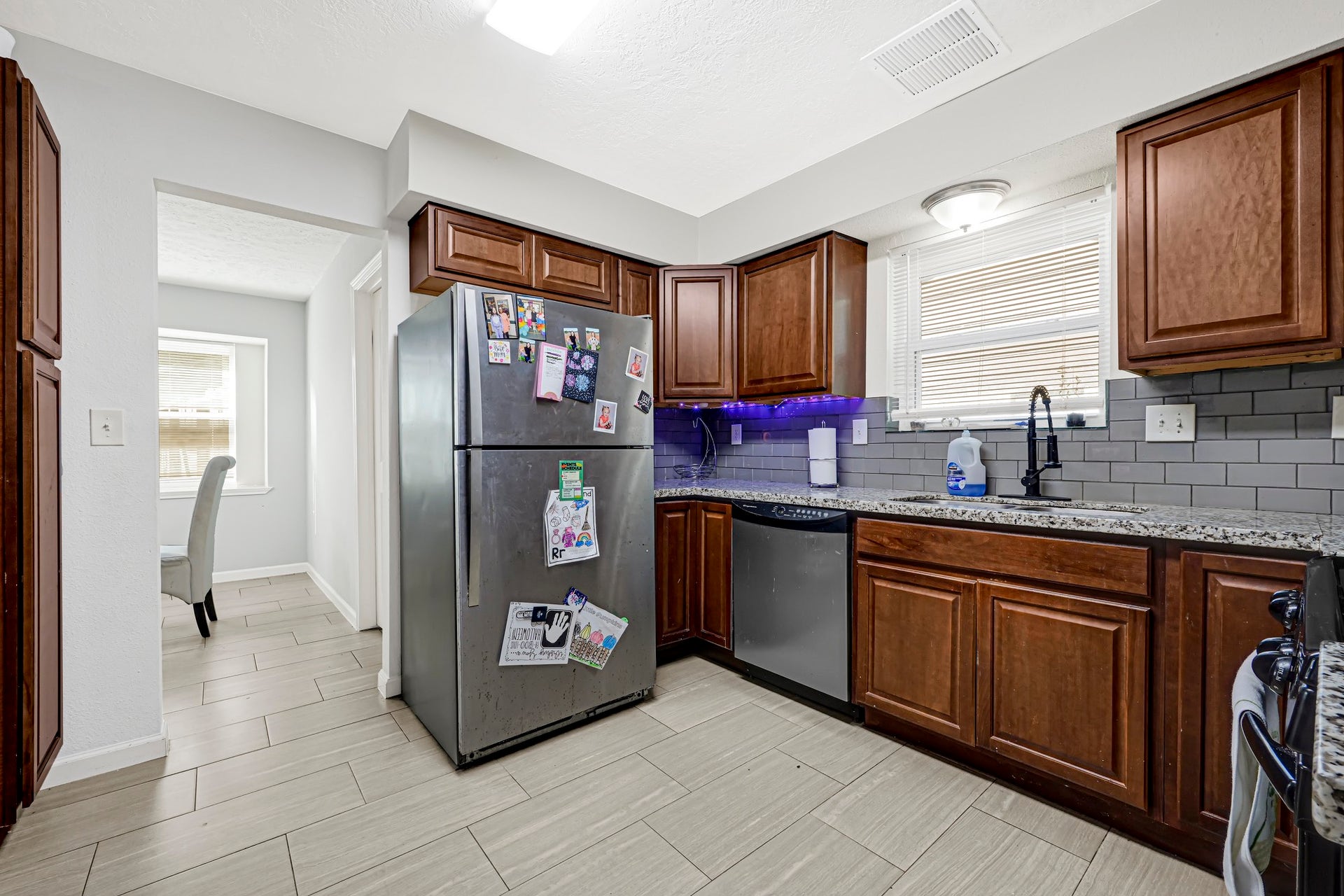 5343 Royal Parkway, Friendswood, TX 77546 Granite countertops with a beautiful backsplash.