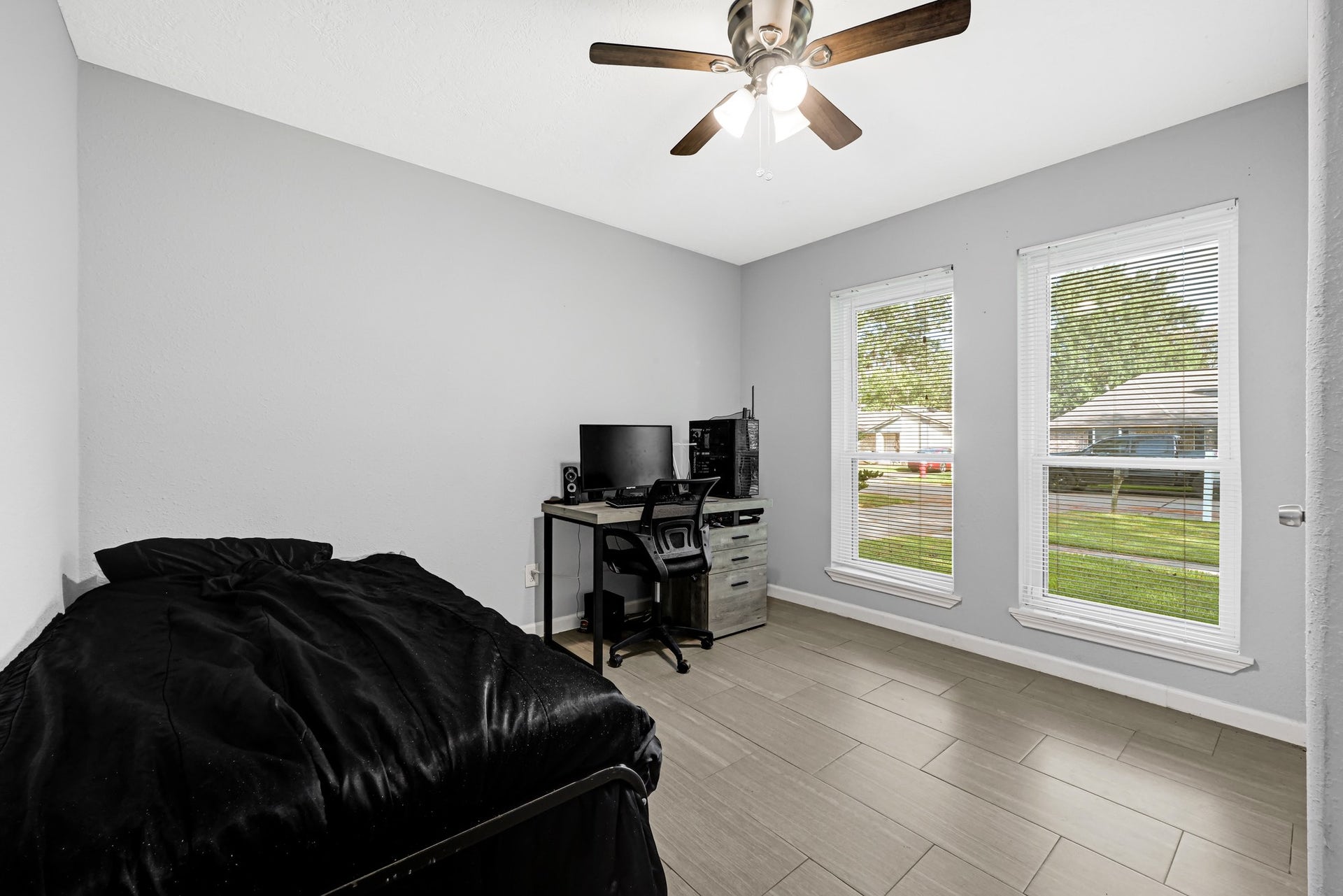 5343 Royal Parkway, Friendswood, TX 77546 Bedroom 2.