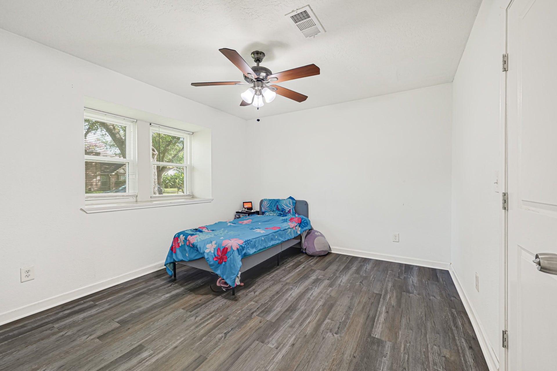 5343 Royal Parkway, Friendswood, TX 77546 Bedroom 3.