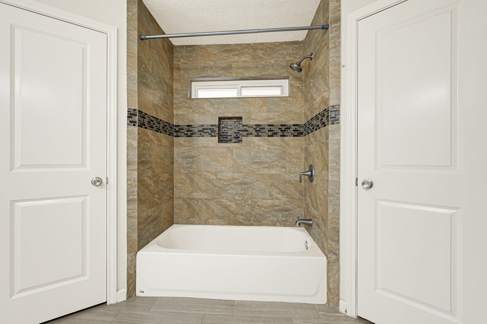 5343 Royal Parkway, Friendswood, TX 77546 Beautiful tile shower/tub and dual closets.