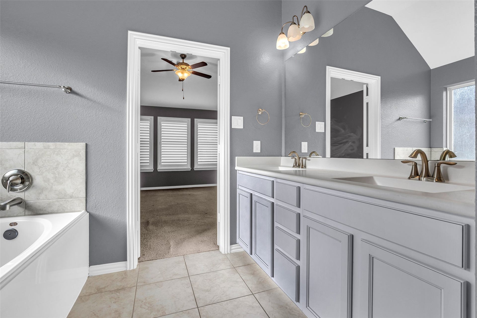 3870 Enchanted Timbers Lane, Spring, TX 77386 Double Sinks in Primary Bathroom