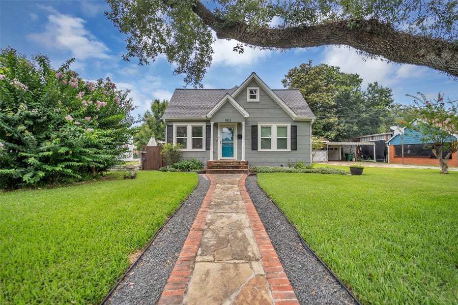 Property photo for 903 English Street, Houston, TX