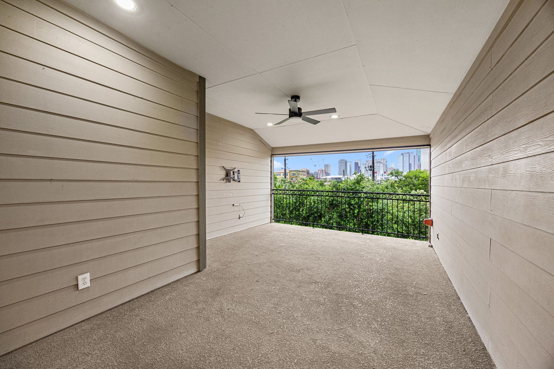 1119 Saint Charles Street, Houston, TX 77003 Large 13x19 Covered balcony with great views of Downtown