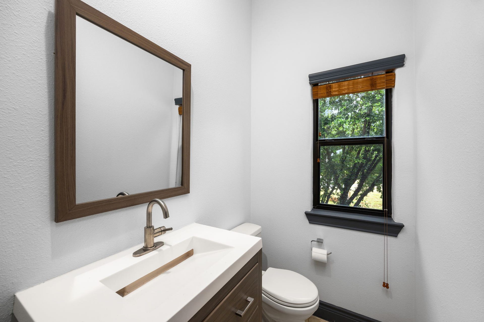 1119 Saint Charles Street, Houston, TX 77003 Half bath second floor