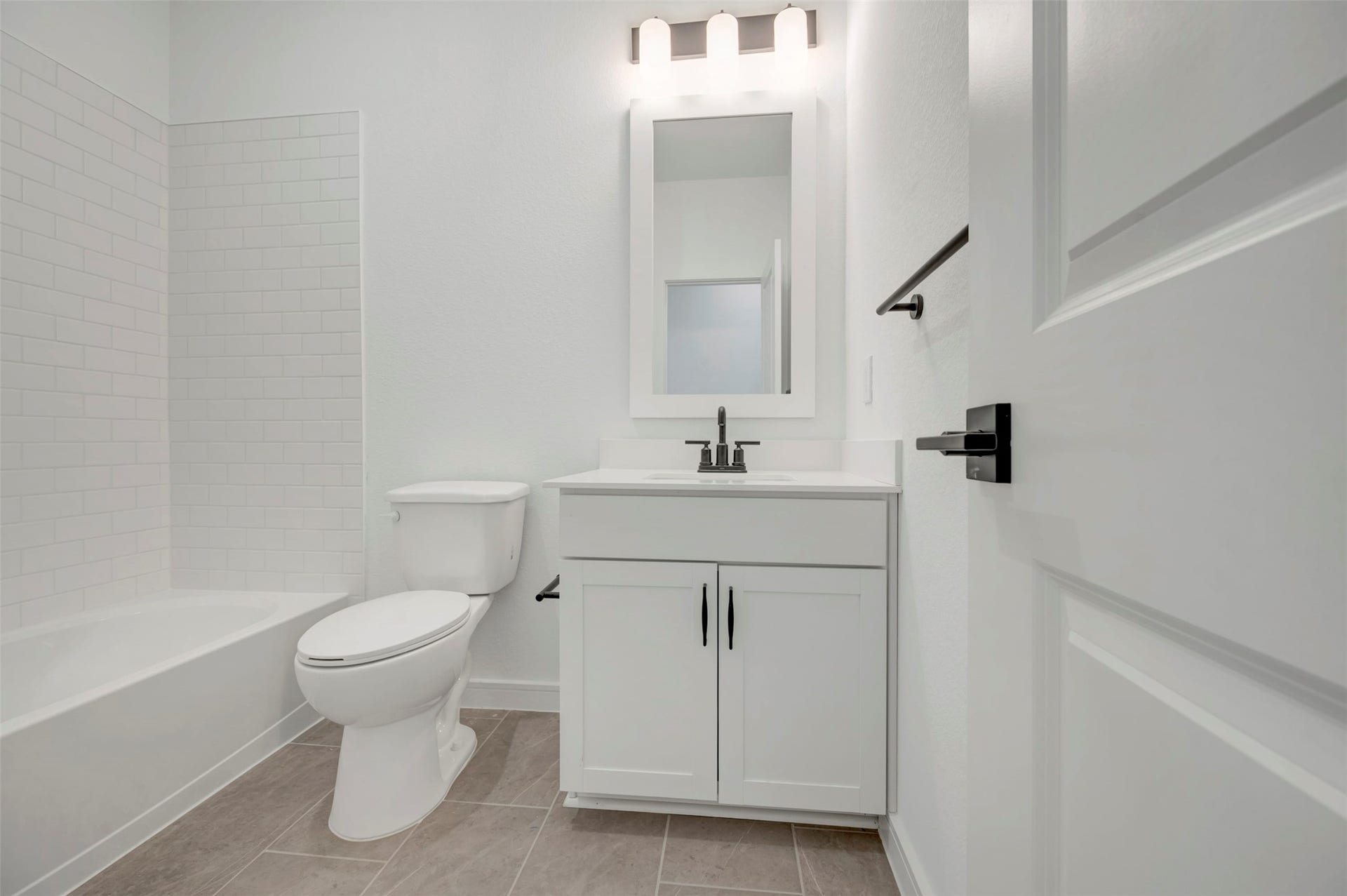 3018 Troubadour Drive, Crosby, TX 77532 Hall bath (*Photo not of actual home and used for illustration purposes only.)