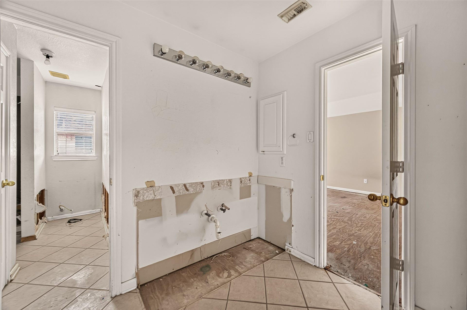 2602 Pinebend Drive, Pearland, TX 77584 Toilet area and second vanity of Jack-and-Jill bathroom #2 located outside of bedroom 6
