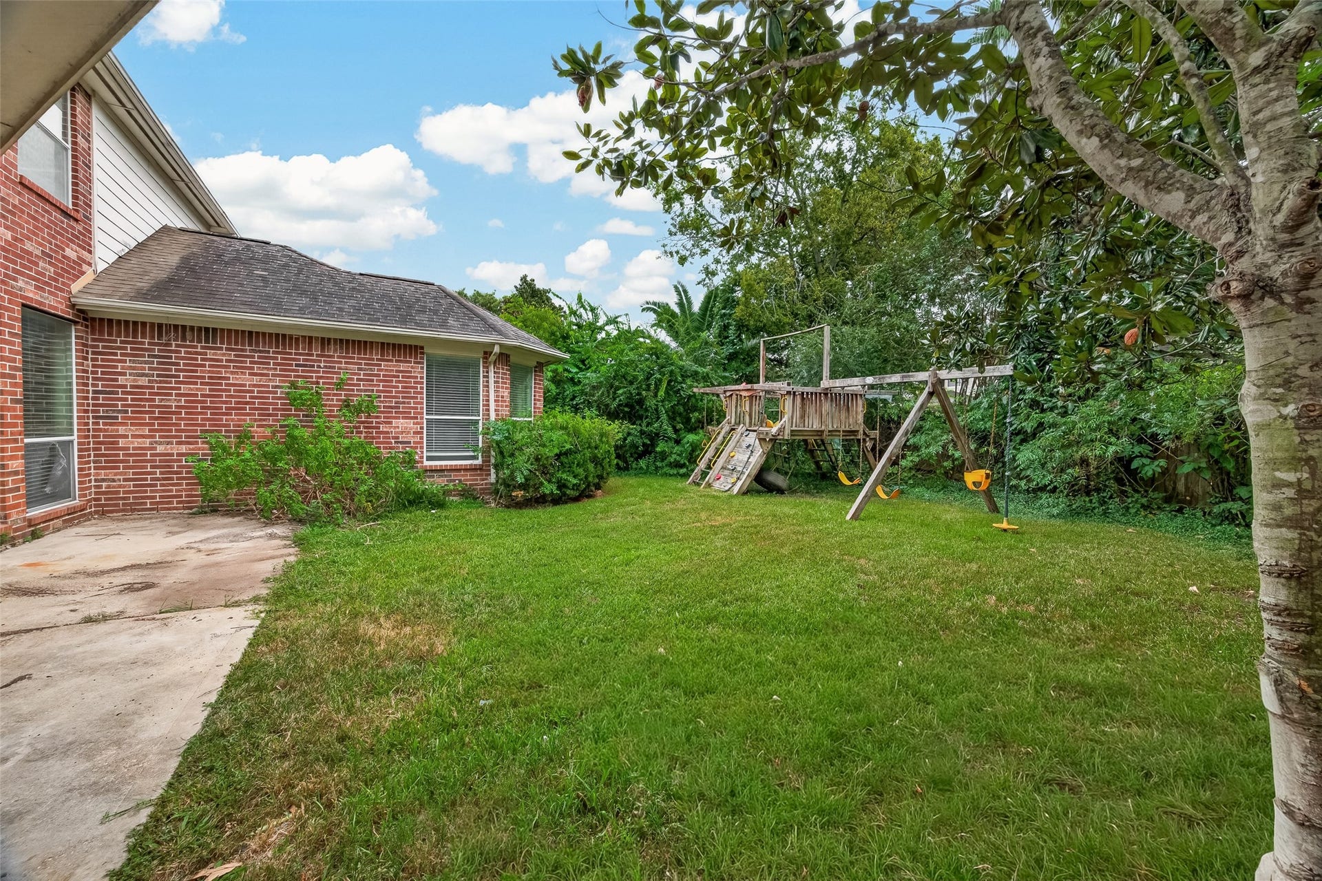 2602 Pinebend Drive, Pearland, TX 77584 This private deep-lot back lawn is surrounded with mature trees and greenery. With a little cleaning and pruning, this yard can be transformed into a premium oasis.