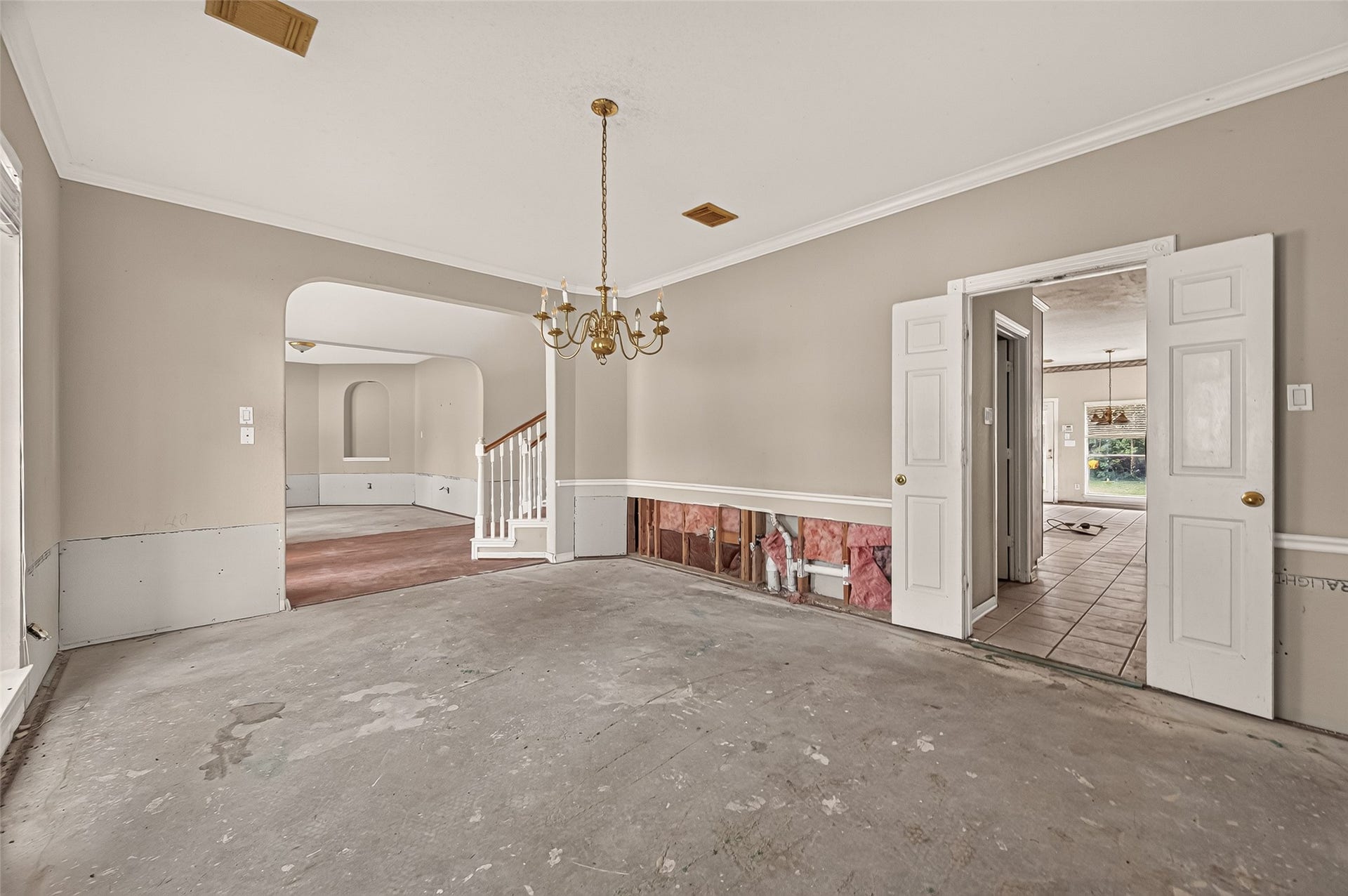 2602 Pinebend Drive, Pearland, TX 77584 Imagine holiday gatherings in the formal dining room with French doors to the butler's pantry and kitchen area.
