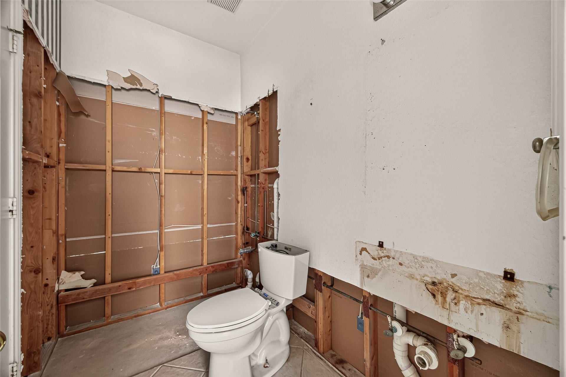 2602 Pinebend Drive, Pearland, TX 77584 Dual-entry ensuite serves as both a private bathroom to 1st floor secondary bedroom and a convenient main-floor guest bath.