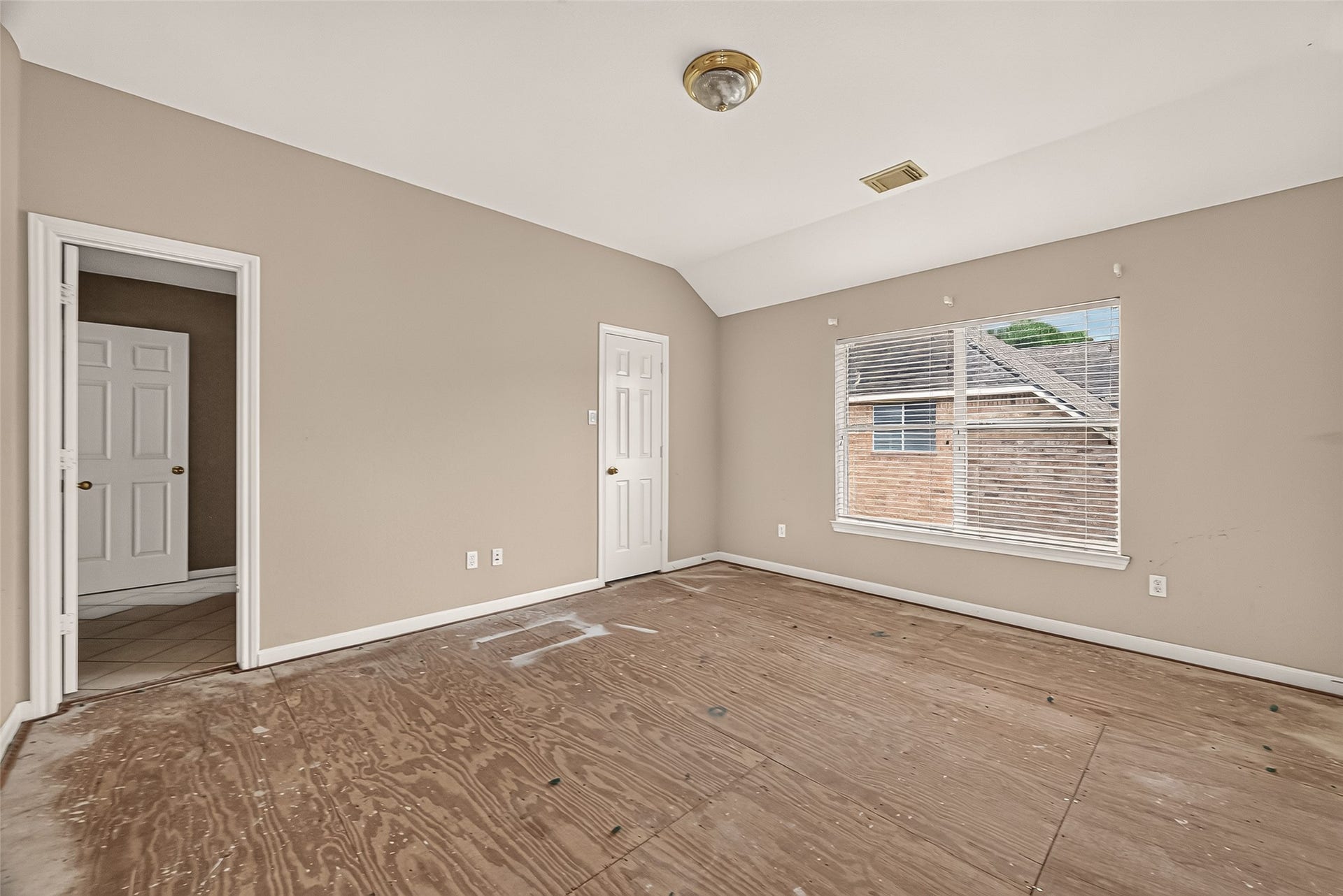2602 Pinebend Drive, Pearland, TX 77584 Bedroom 6 is sizeable and leads to a second Jack-and-Jill bath shared with Bedroom 6.
