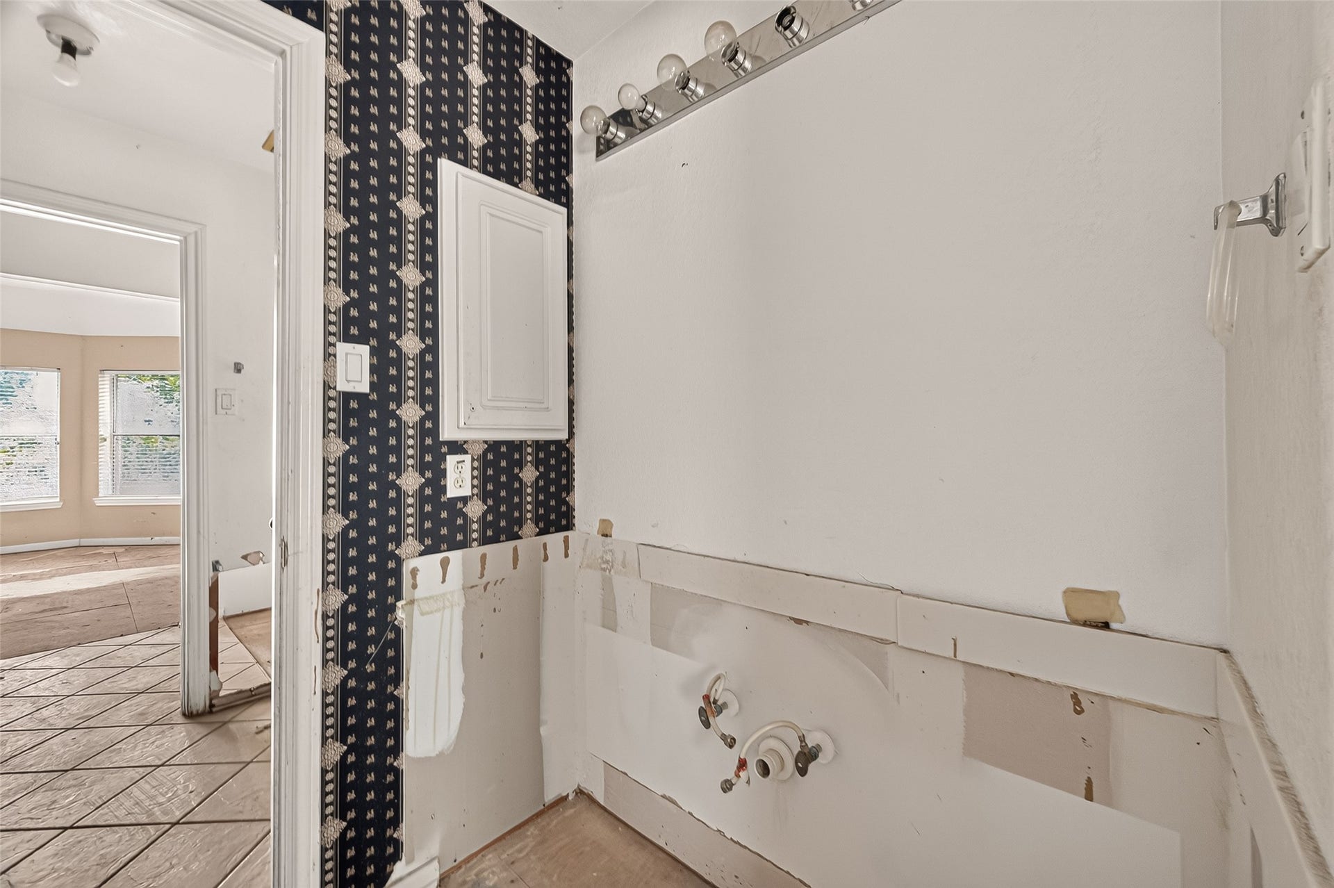 2602 Pinebend Drive, Pearland, TX 77584 Jack and Jill bathroom with single vanitiy serves Bedrooms 3.