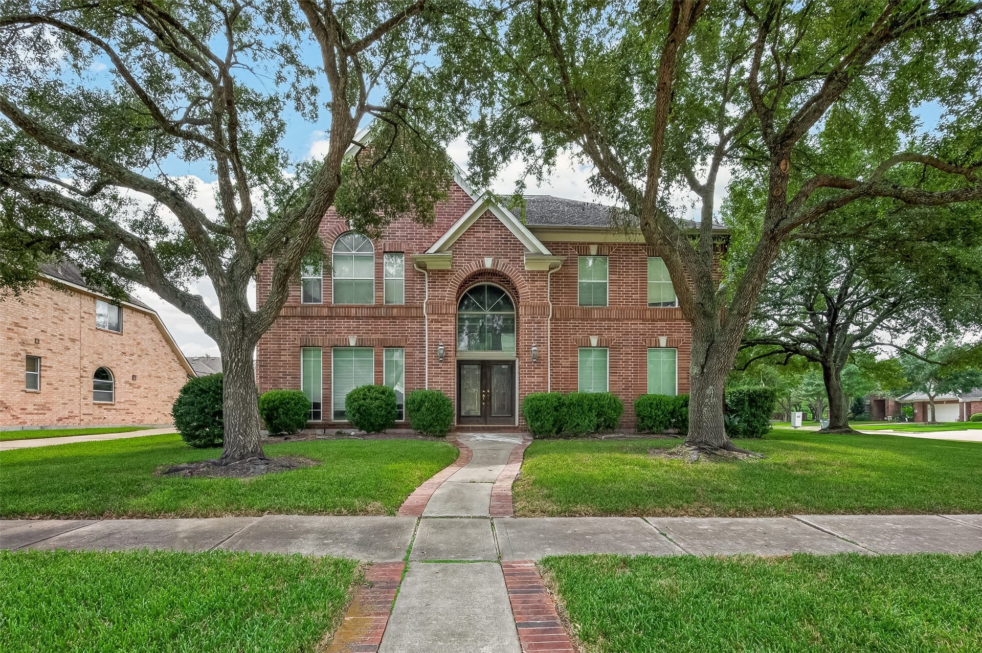 2602 Pinebend Drive, Pearland, TX 77584 Welcome home to 2602 Pinebend, in the highly sought-after neighborhood of Woodbend at Silverlake!