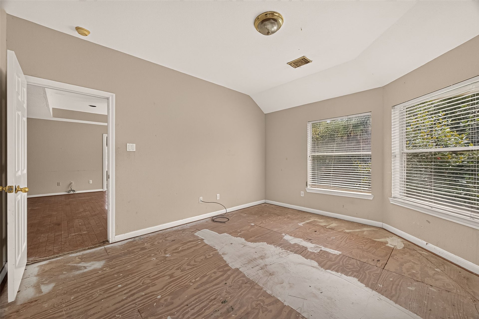 2602 Pinebend Drive, Pearland, TX 77584 Bedroom 3 overlooks the back lawn.