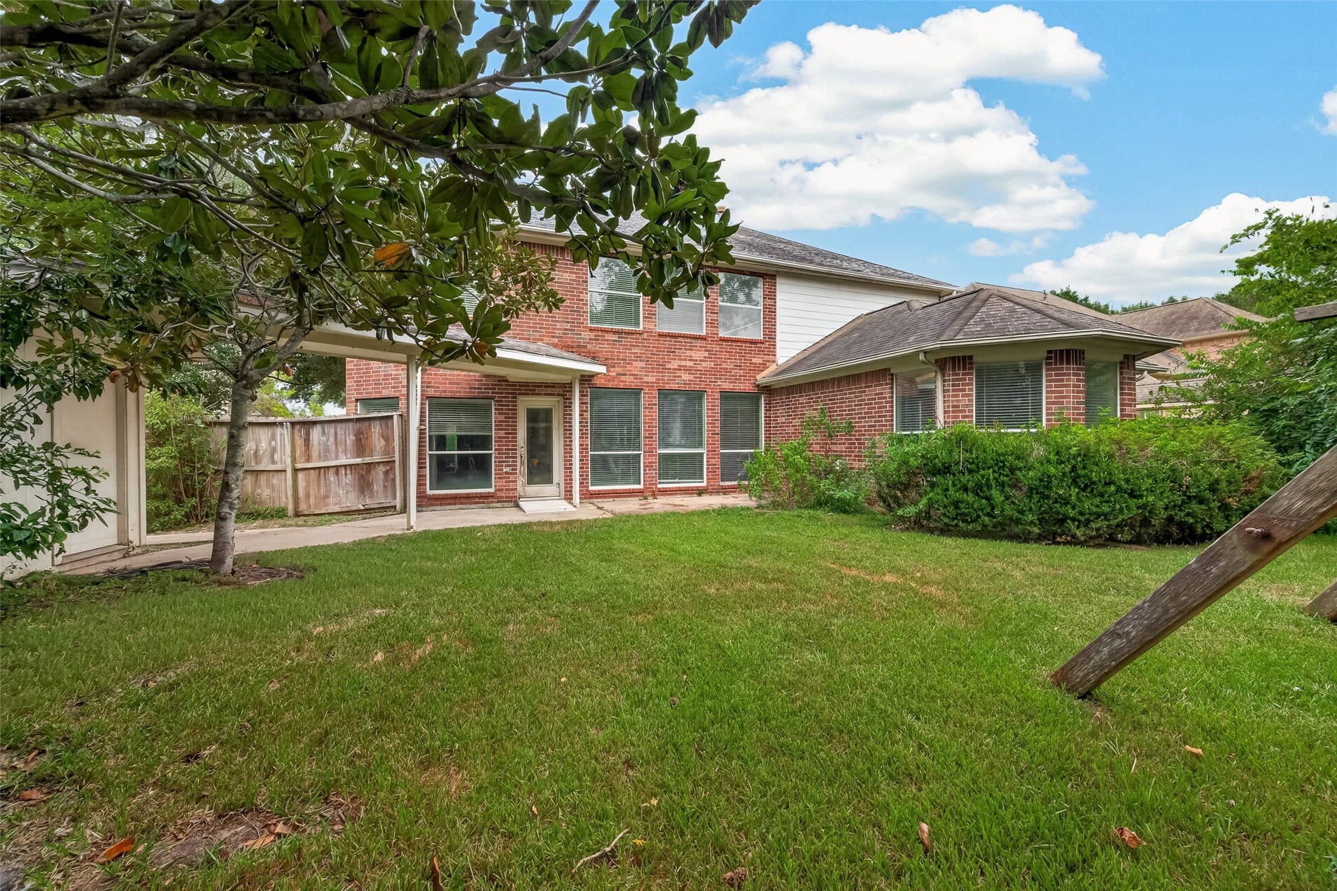 2602 Pinebend Drive, Pearland, TX 77584 Complete with a breezeway to the detached 3-car garage, this yard offers endless possibilities for a pool, children's activity structure, or curated outdoor living space.