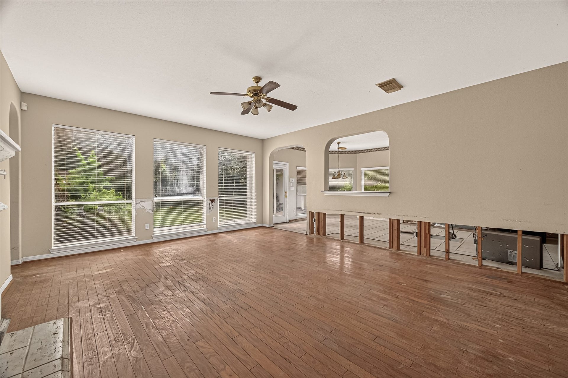2602 Pinebend Drive, Pearland, TX 77584 Family room opens to the kitchen and breakfast area. Back wall of windows allows abundant sunlight to fill the room.
