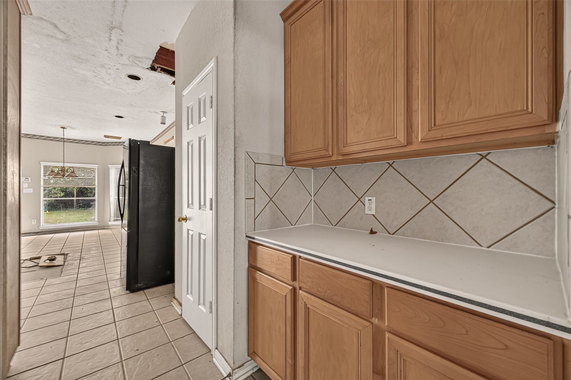 2602 Pinebend Drive, Pearland, TX 77584 Butler's pantry features 42" cabinetry with tile backsplash.