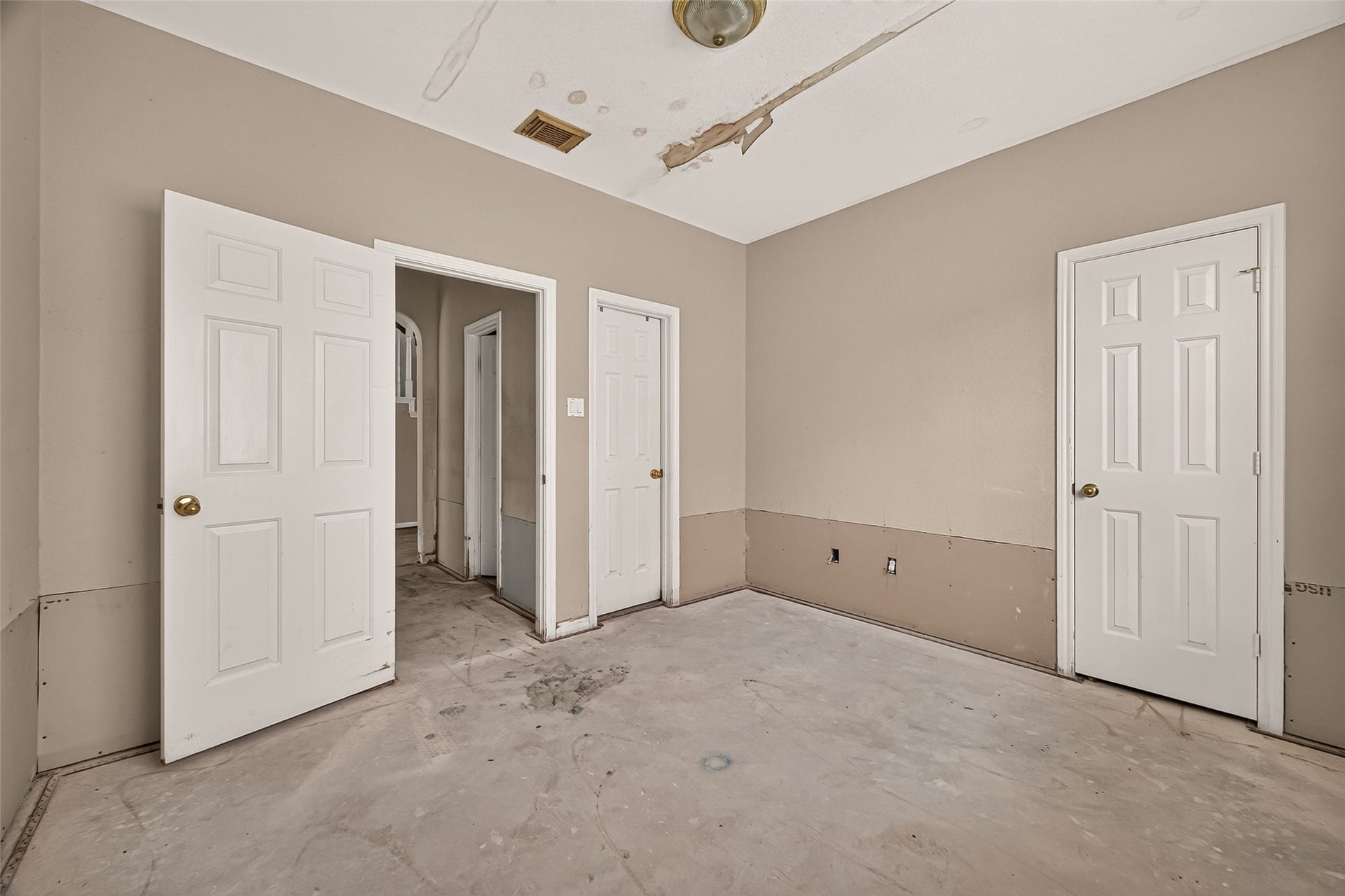 2602 Pinebend Drive, Pearland, TX 77584 1st floor secondary bedroom with ensuite is perfect for a guest room or private study.