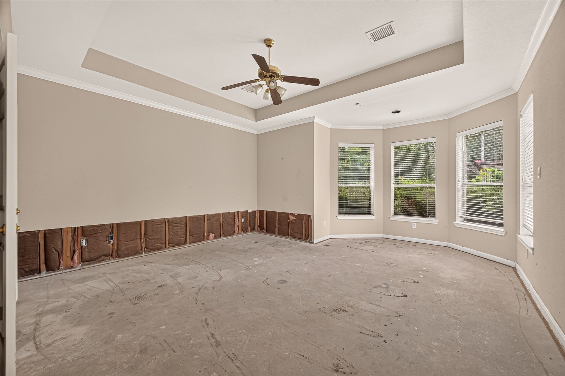2602 Pinebend Drive, Pearland, TX 77584 Spacious 1st floor primary bedroom boasts tray ceilings and a sitting area with bayed windows overlooking backyard.