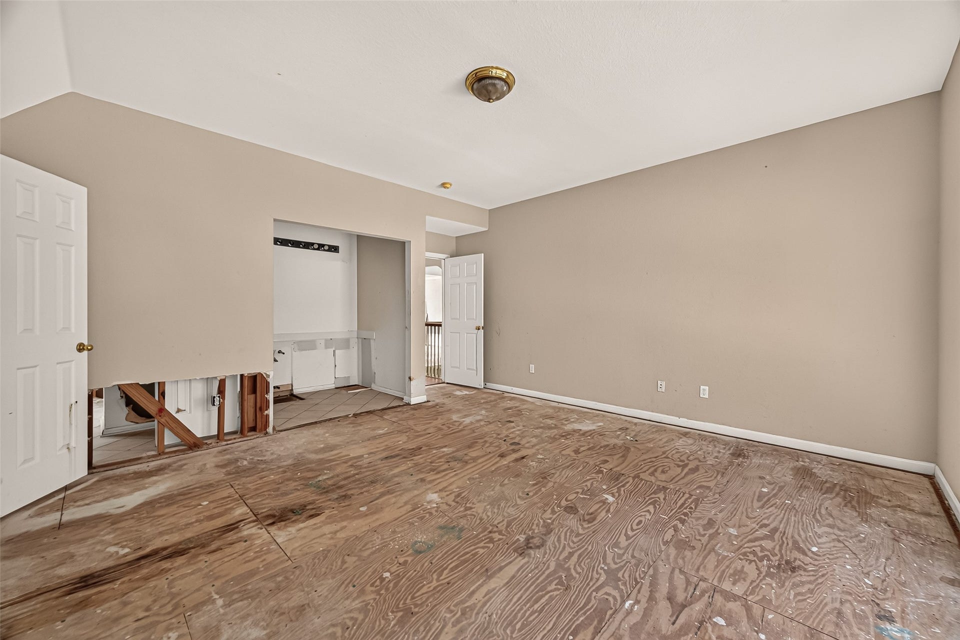2602 Pinebend Drive, Pearland, TX 77584 Bedroom 5 overlooks the front lawn and has access to vanity plumbing inside the bedroom.