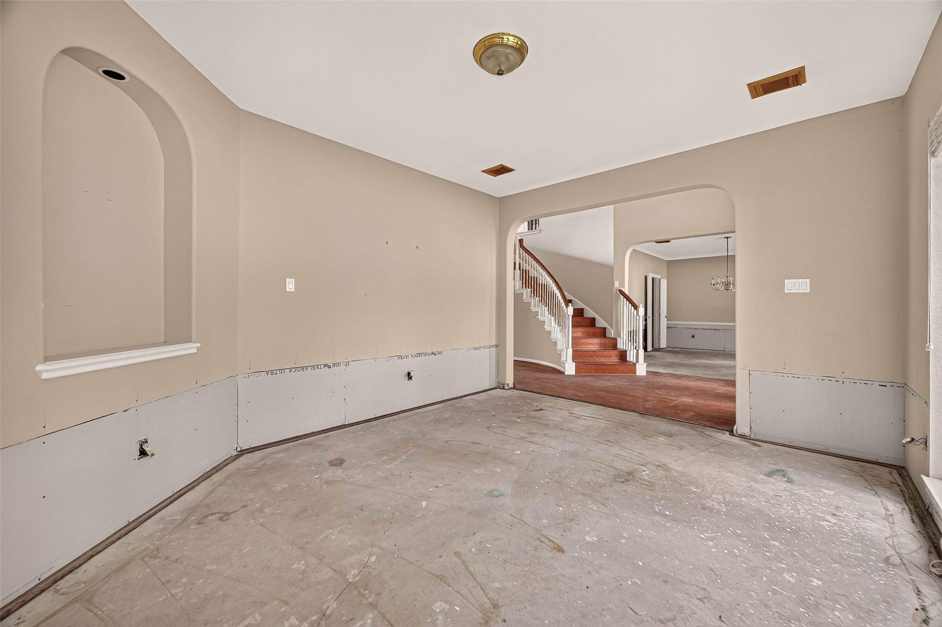 2602 Pinebend Drive, Pearland, TX 77584 Welcome guests into this stunning formal living space, bathed in natural light from large windows overlooking the manicured front lawn