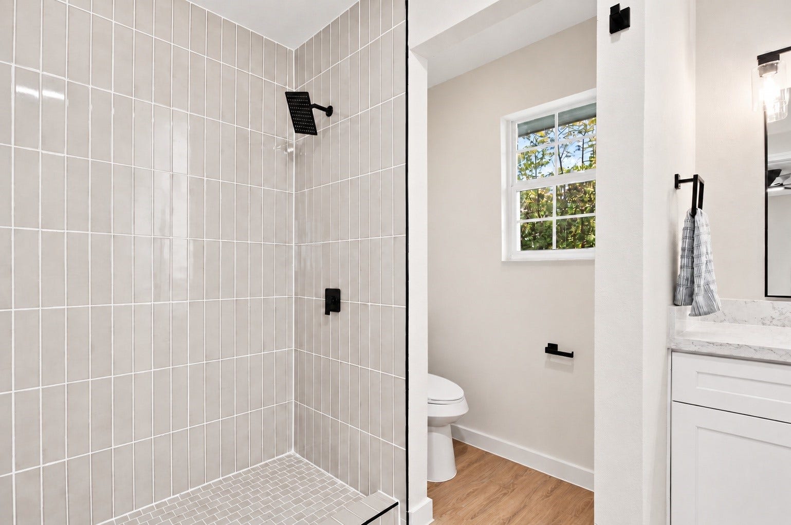 16714 Camber Court, Crosby, TX 77523 A walk in shower in the primary En Suite!