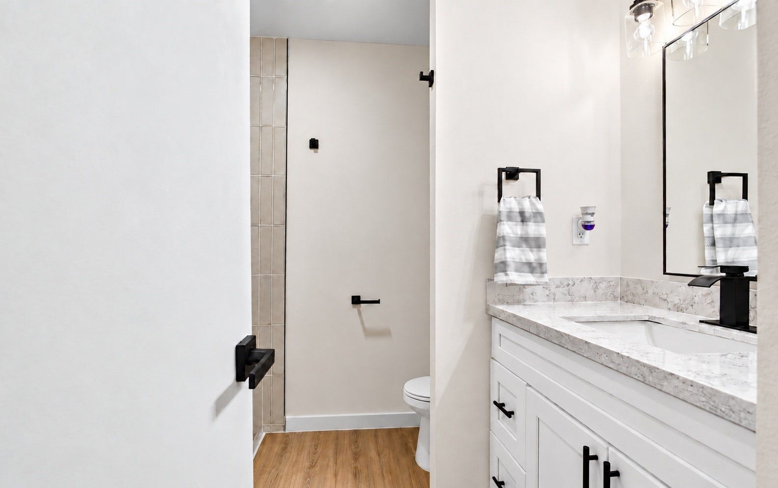 16714 Camber Court, Crosby, TX 77523 The hallway full bathroom!