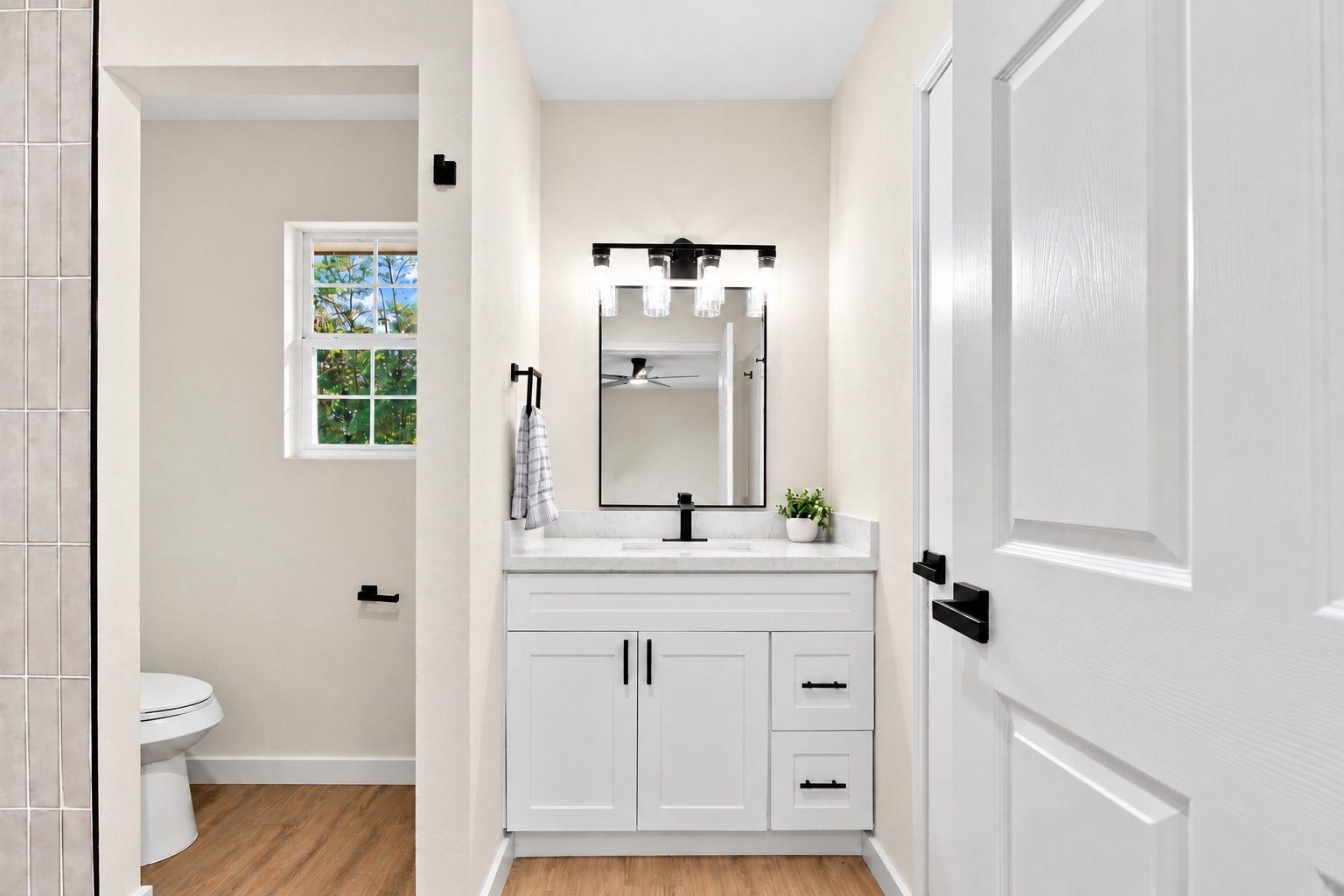 16714 Camber Court, Crosby, TX 77523 The updated primary En Suite!