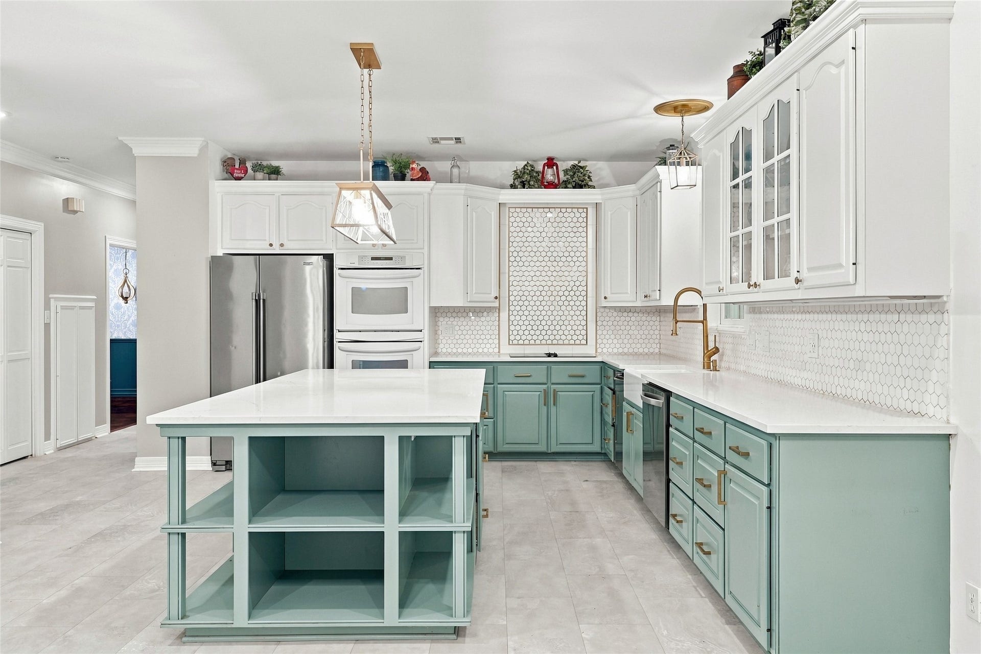 8714 Holly Hills Drive, Tomball, TX 77375 This stunning kitchen features a clean, modern aesthetic highlighted by elegant two-tone cabinetry, durable granite countertops, and a beautifully coordinated backsplash.