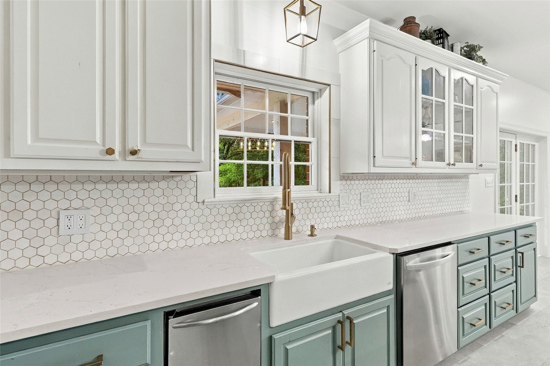 8714 Holly Hills Drive, Tomball, TX 77375 This kitchen features a deep apron-front farmhouse sink set against a beautifully coordinated, tiled backsplash.