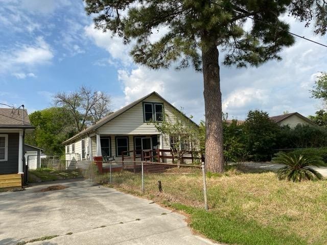 Property photo for 1004 Mccall Avenue, Conroe, TX