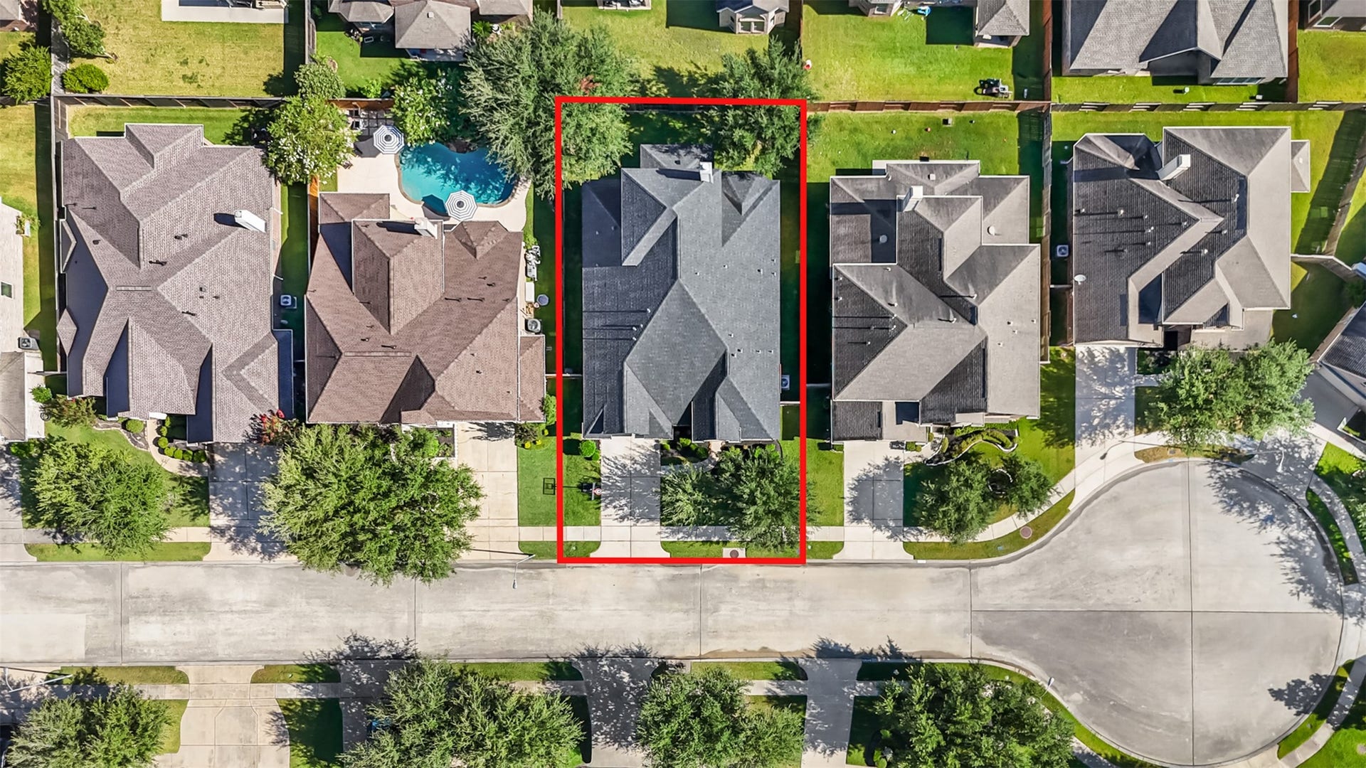 9731 Carina Forest Court, Humble, TX 77396 From above, the home's location within Fall Creek becomes even more apparent. The surrounding neighborhood is filled with tree-lined streets, manicured lawns, and spacious backyards, creating a beautiful balance between an active master-planned community and the comfort of a residential setting.
