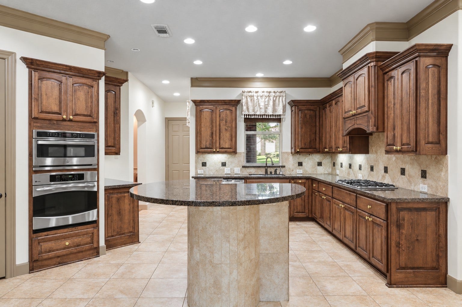 90 Player Oaks Place, The Woodlands, TX 77382
