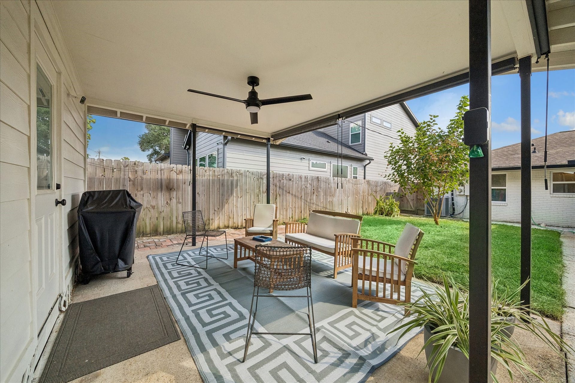2018 Libbey Drive, Houston, TX 77018 Covered outdoor living gives the backyard office an added layer of flexibility, with plenty of room to lounge, entertain or simply step outside between calls.