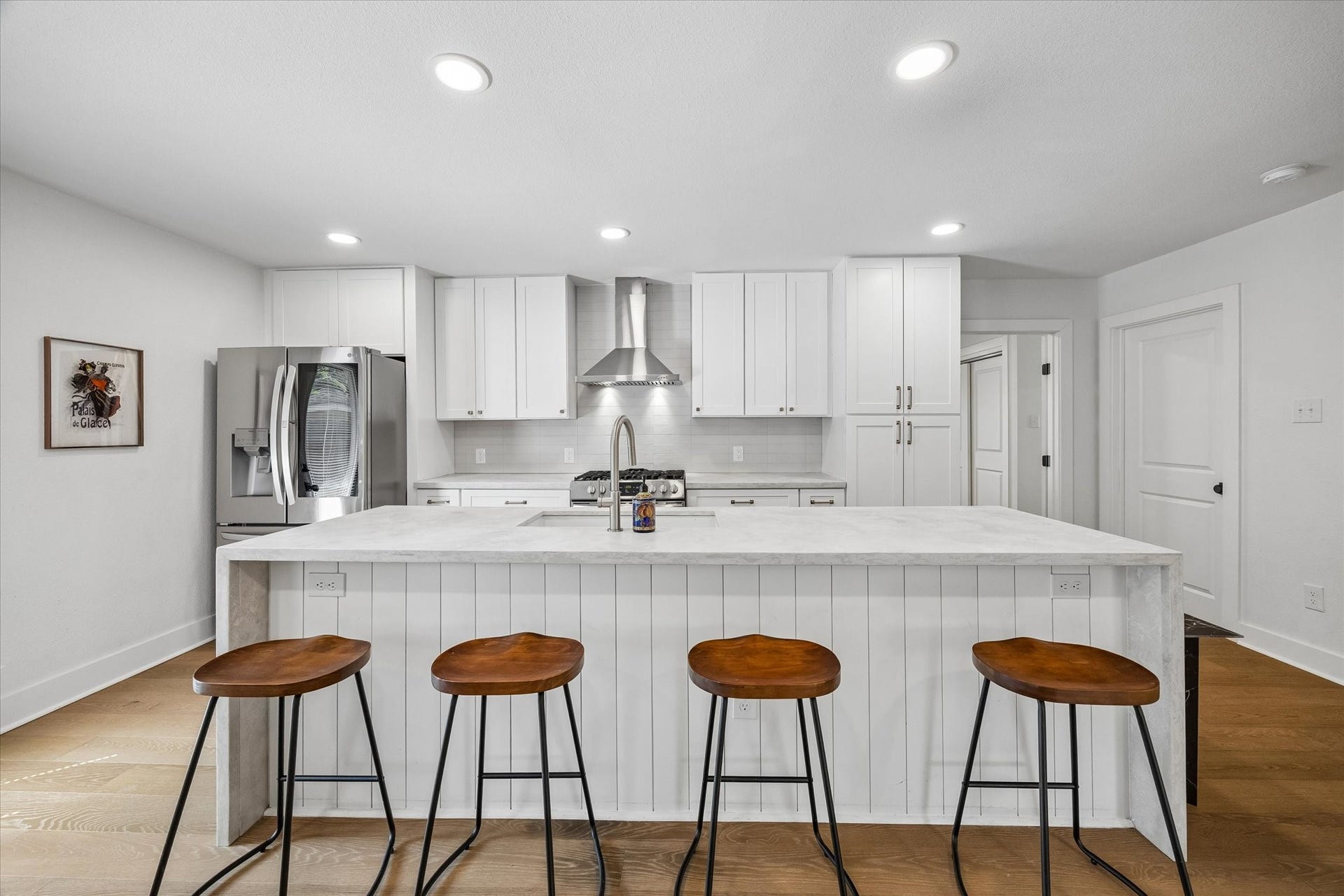 2018 Libbey Drive, Houston, TX 77018 Designed to be the heart of the home, the kitchen centers around an oversized waterfall island with seating for four, abundant cabinetry and a clean, contemporary palette.