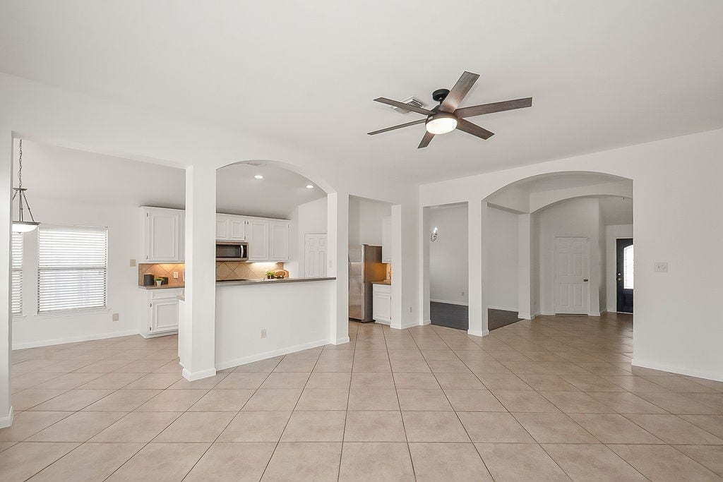 14903 Meridian Park Lane, Humble, TX 77396 The open concept living room to kitchen gives an airy and comfortable feeling and offers an abundance of natural light.