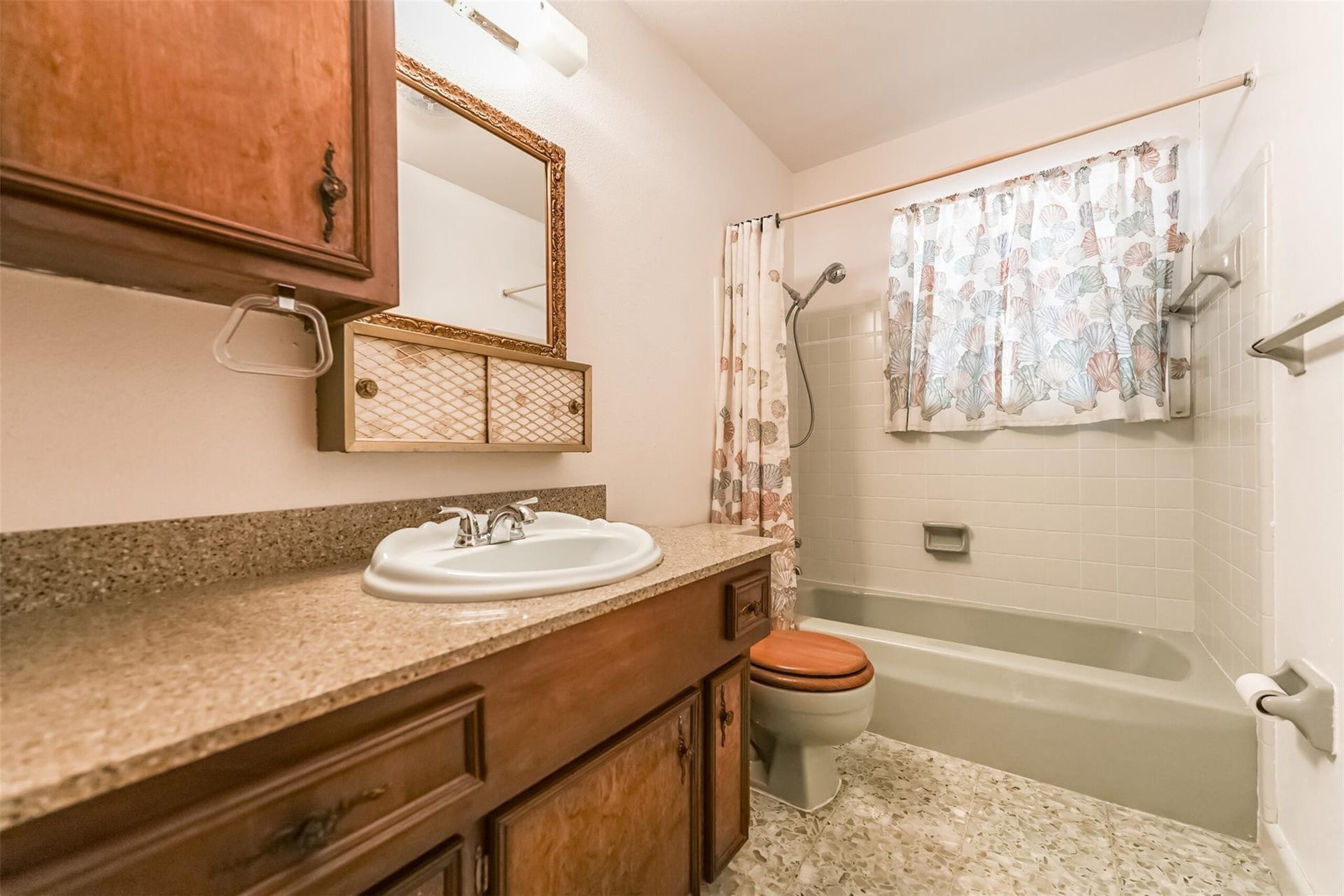 11531 Kirkmeadow Drive, Houston, TX 77089 Second Bathroom