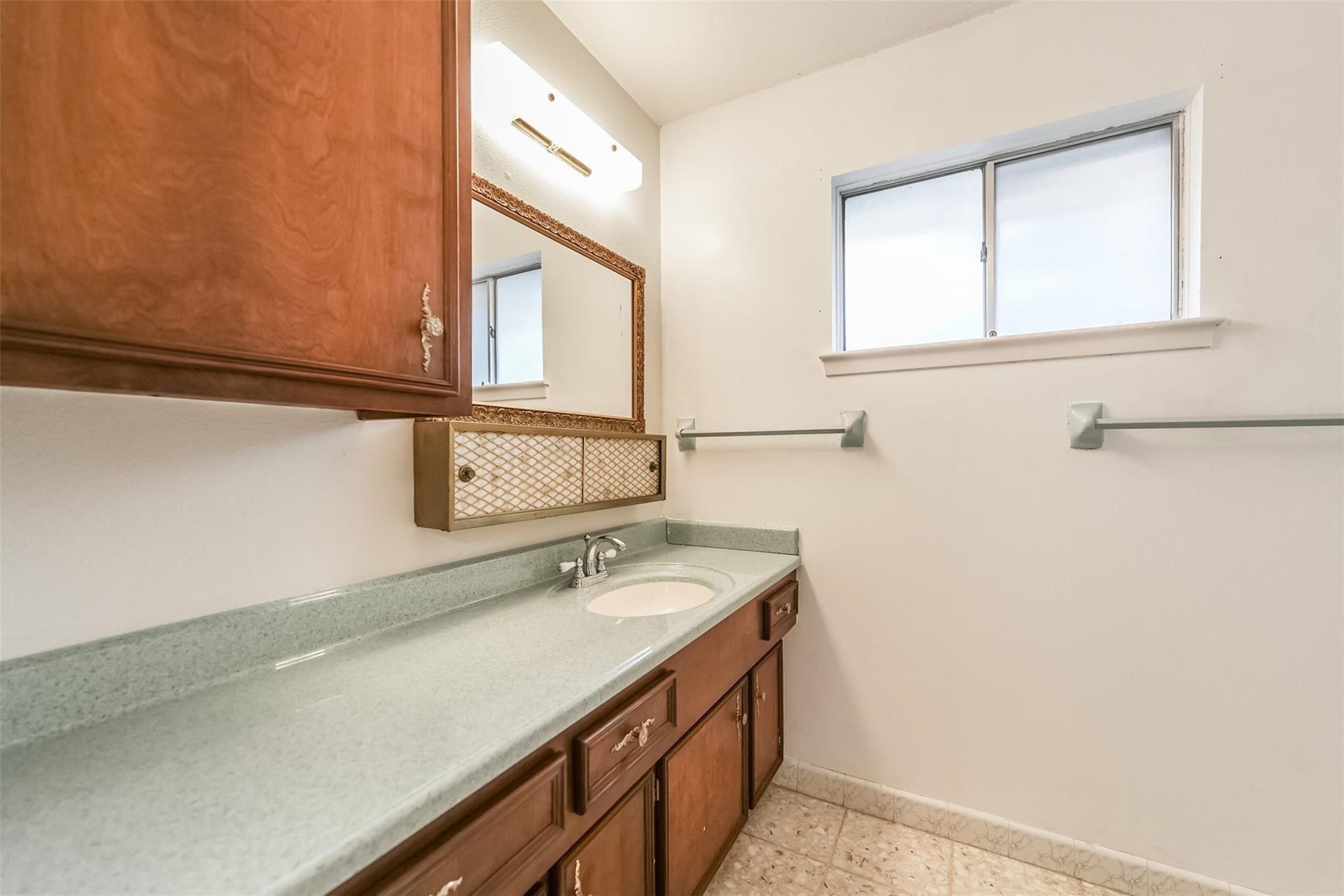 11531 Kirkmeadow Drive, Houston, TX 77089 Primary Bathroom