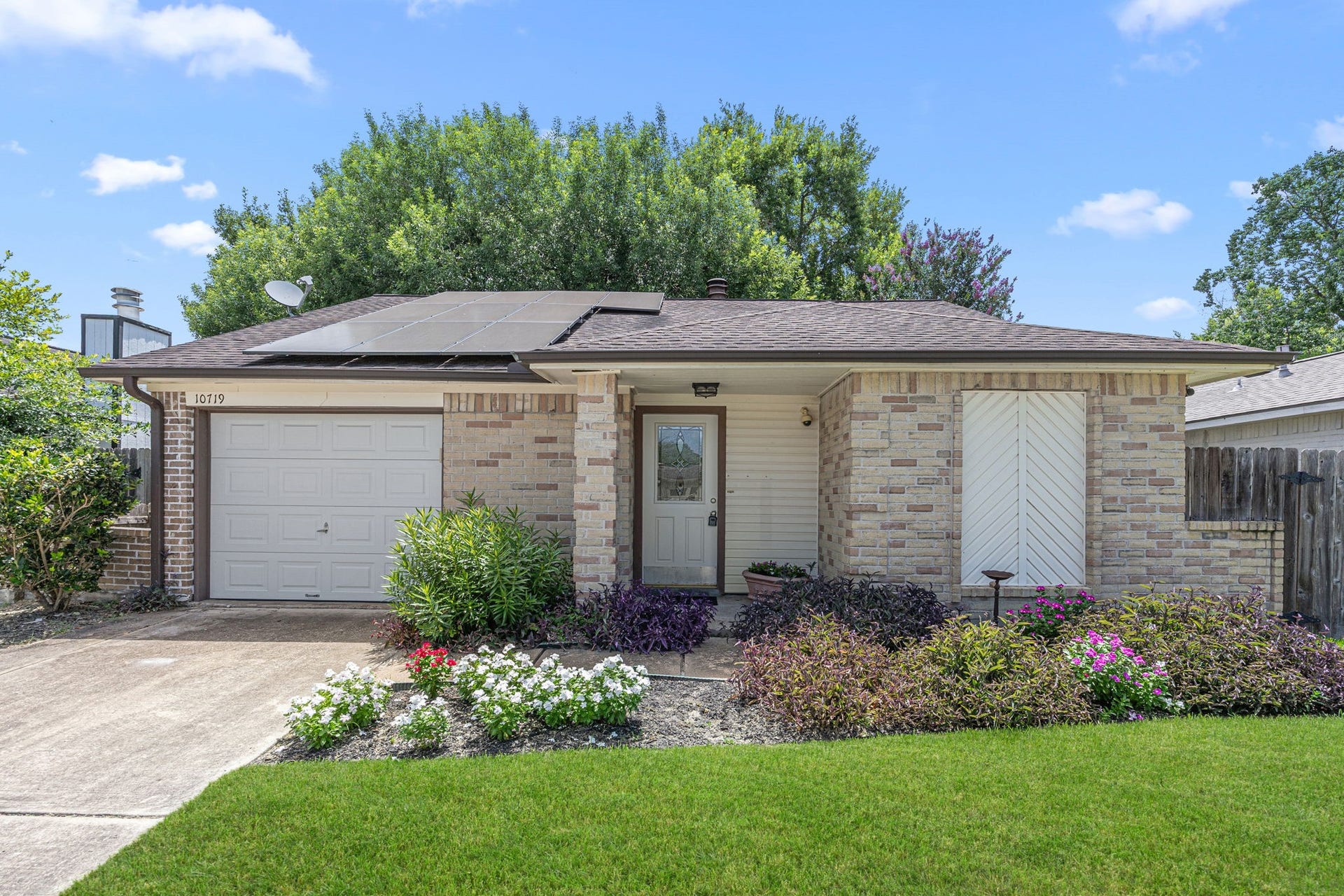 10719 Lakewood Oaks Drive, Sugar Land, TX 77498 Welcome home to 10719 Lakewood Oaks!