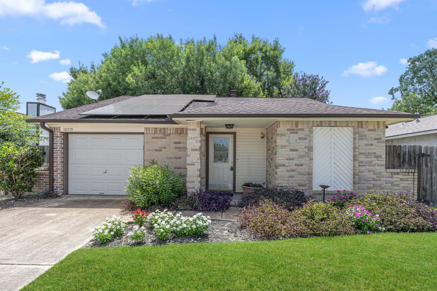 Property photo for 10719 Lakewood Oaks Drive, Sugar Land, TX