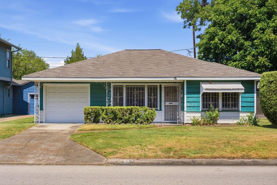 Property photo for 911 E 14th Street, Houston, TX