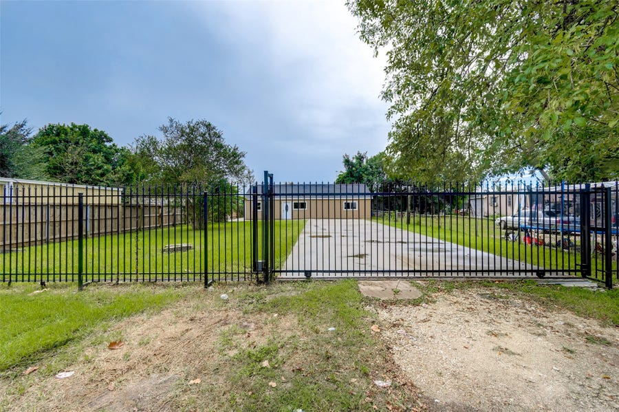 Property photo for 3918 Cedar Hill Lane, Houston, TX