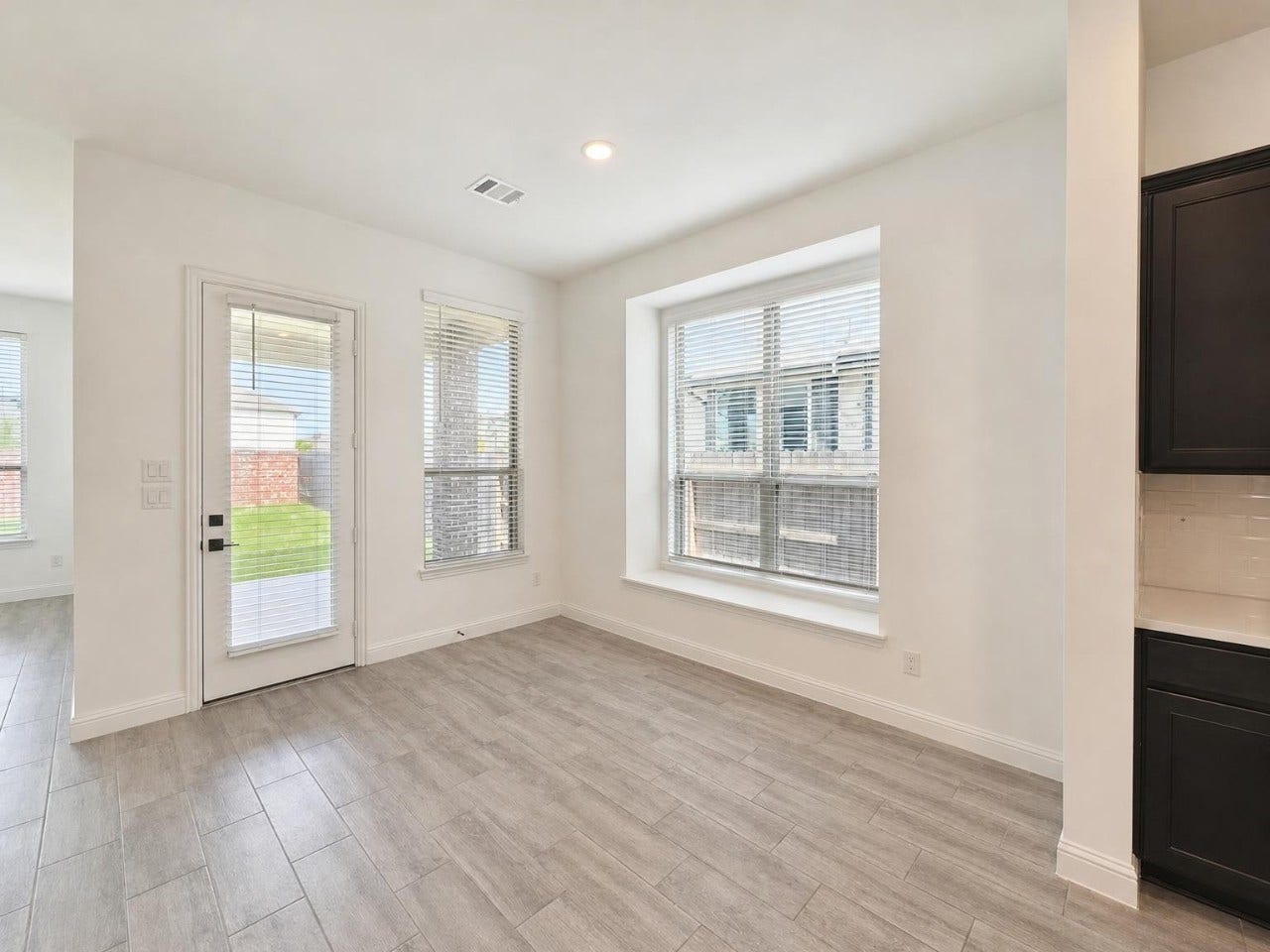 2004 Terra Rose Drive, Katy, TX 77493 The upgraded boxed out window in the breakfast nook provides beautiful light!