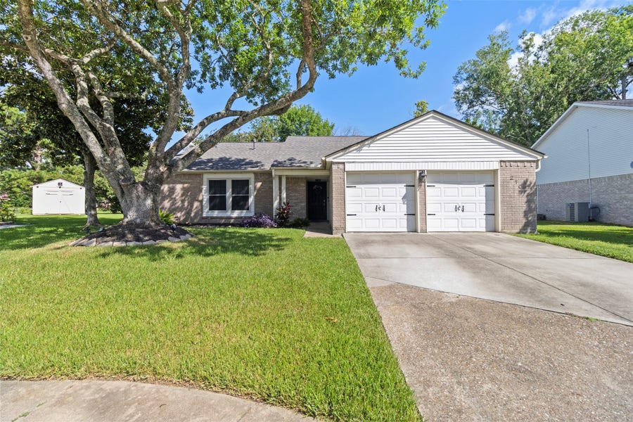 Property photo for 210 Pecan Valley Court, Friendswood, TX