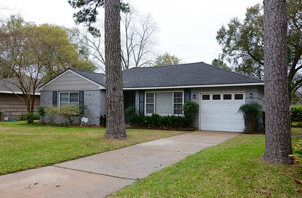 Beautiful one story traditional radiates pride of ownership throughout
