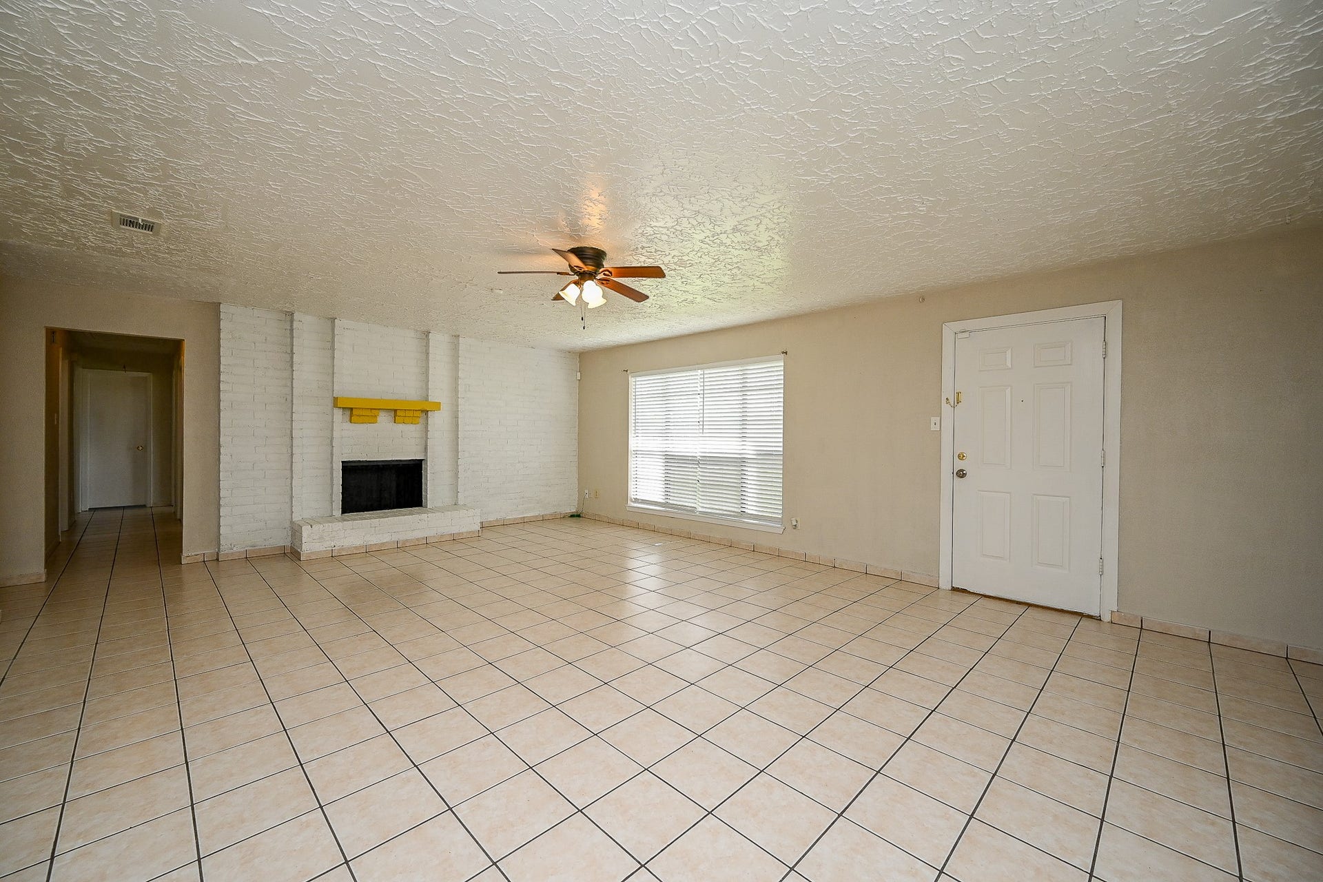 7407 W Fuqua Drive, Houston, TX 77489 Living room
